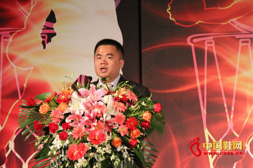 匹克集團總經理許志華在發布會上發表講話