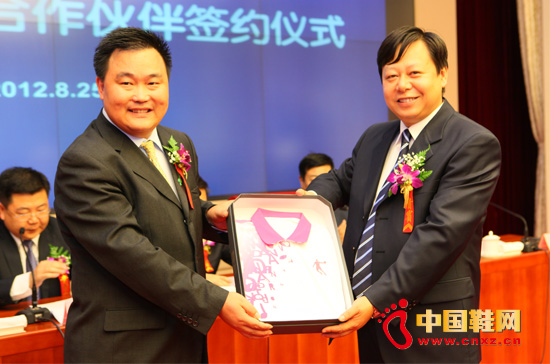 倪總與天津志愿者協會秘書長王良騏1