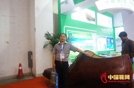 來訪客戶與巨鞋合影