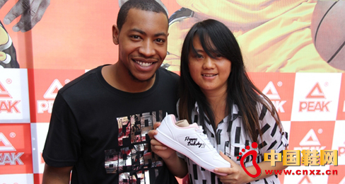 匹克NBA球星古德洛克前往云南體驗民族文化