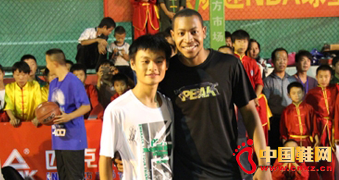 匹克NBA球星古德洛克前往云南體驗民族文化