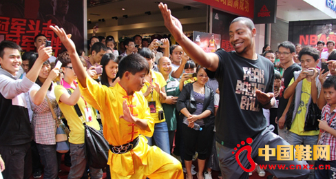 匹克NBA球星古德洛克前往云南體驗民族文化