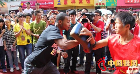 匹克NBA球星古德洛克前往云南體驗民族文化