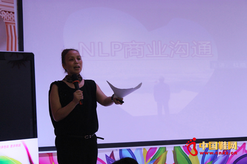 品牌鞋業(yè)折扣加盟連鎖機(jī)構(gòu)歐維思高層領(lǐng)導(dǎo)杜總演講中