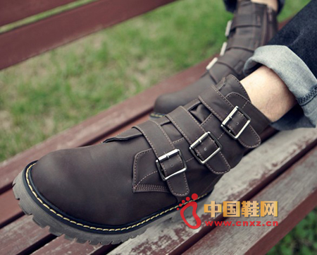 三條系帶扣設計的短靴,朋克帥氣的風格,三條系帶搭扣設計