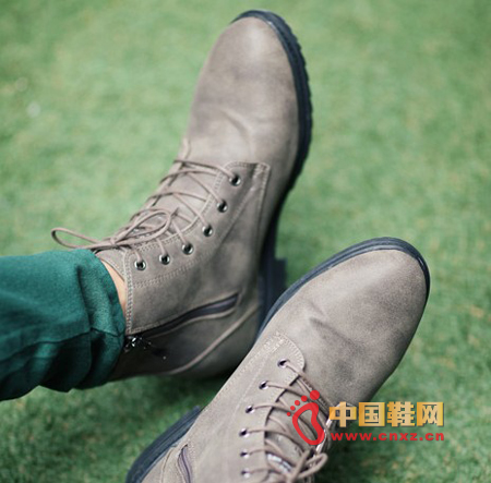 懷舊水洗處理的短靴,經典的系帶款,簡單易搭的款式