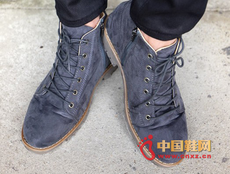 簡單絨面革短靴,柔軟的絨面革質(zhì)感,很適合秋冬季節(jié)