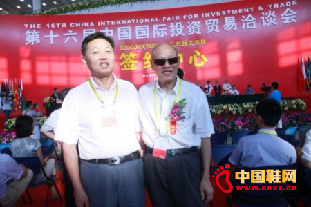 寶峰時尚董事長鄭六和(右)