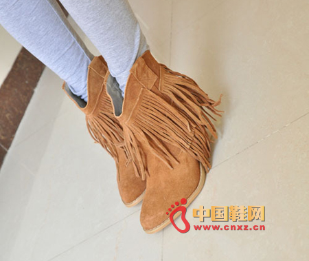 復(fù)古流蘇尖頭粗跟牛皮短靴