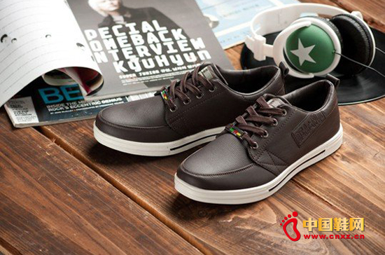 解讀艾力斯頓休閑男鞋的簡時(shí)尚優(yōu)勢(shì)2