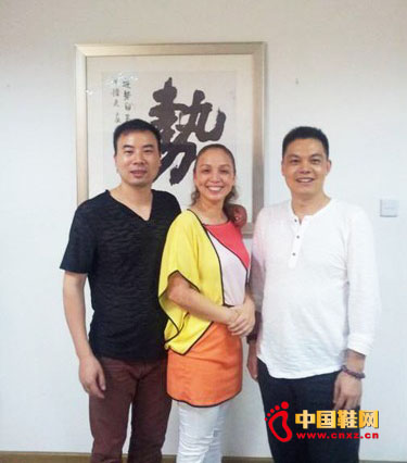 鐘飛翔董事(右)與集團總裁(左)和產品開發副總(中)親切合影