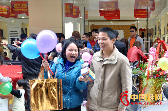 顧客買到一雙印心鳥鞋是多么的開心