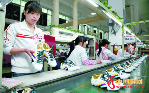 體育用品品牌借外貿市場消庫存