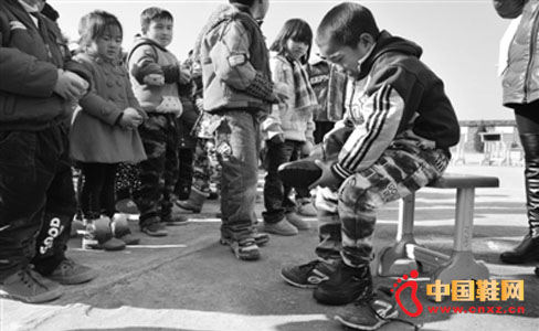 “愛心鞋柜”給泰順貧困兒童送棉鞋